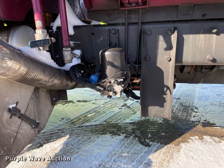 image for item MA9899 2006 Peterbilt 335  tank truck