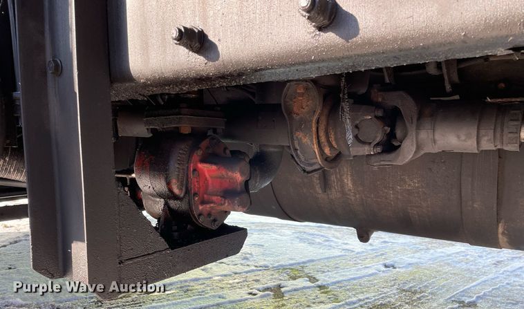 image for item MA9899 2006 Peterbilt 335  tank truck