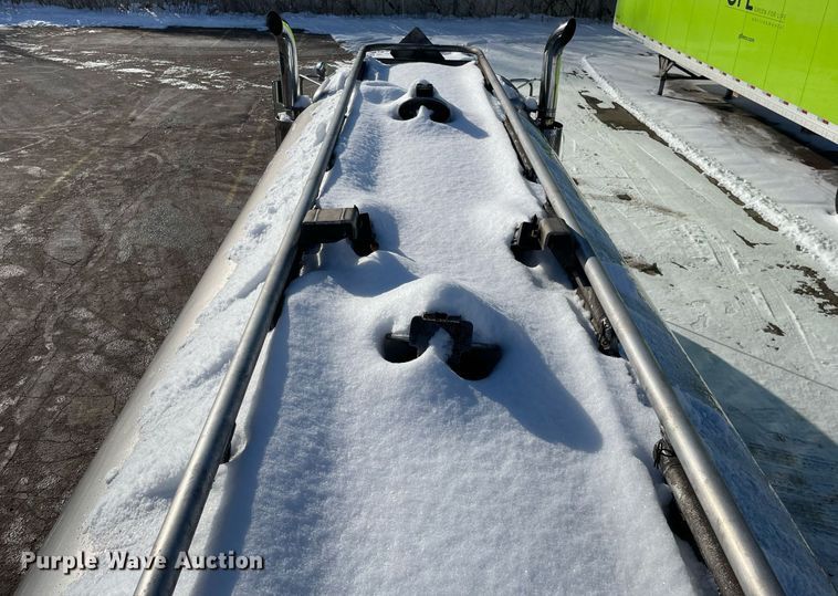 image for item MA9899 2006 Peterbilt 335  tank truck