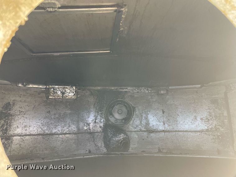 image for item MA9899 2006 Peterbilt 335  tank truck