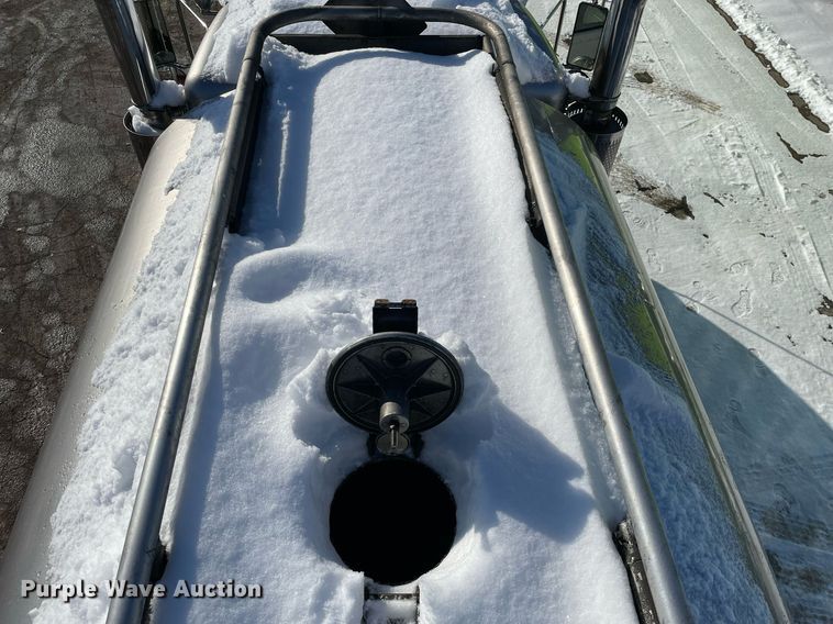 image for item MA9899 2006 Peterbilt 335  tank truck