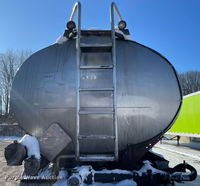 image for item MA9899 2006 Peterbilt 335  tank truck