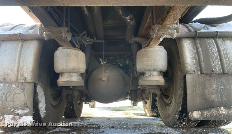 image for item MA9899 2006 Peterbilt 335  tank truck