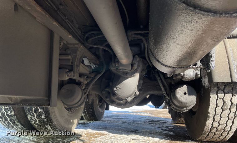 image for item MA9899 2006 Peterbilt 335  tank truck