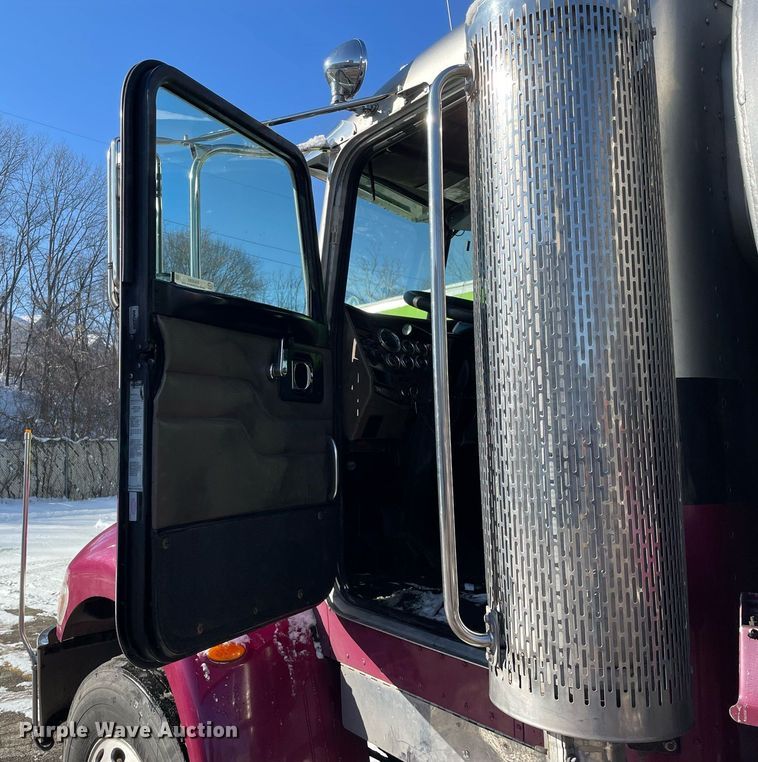 image for item MA9899 2006 Peterbilt 335  tank truck