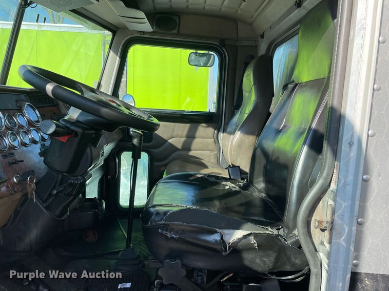 image for item MA9899 2006 Peterbilt 335  tank truck