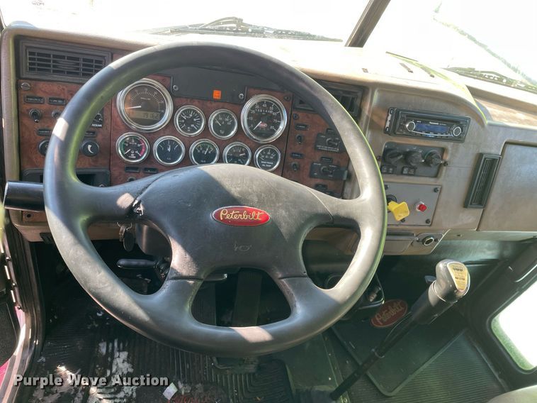 image for item MA9899 2006 Peterbilt 335  tank truck