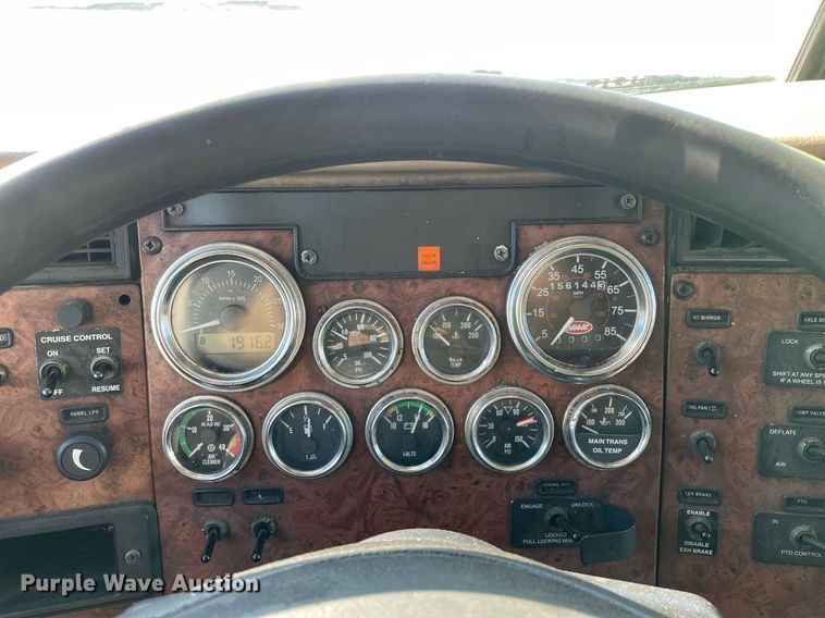 image for item MA9899 2006 Peterbilt 335  tank truck