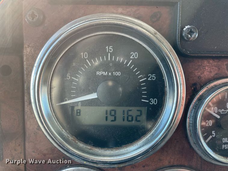 image for item MA9899 2006 Peterbilt 335  tank truck