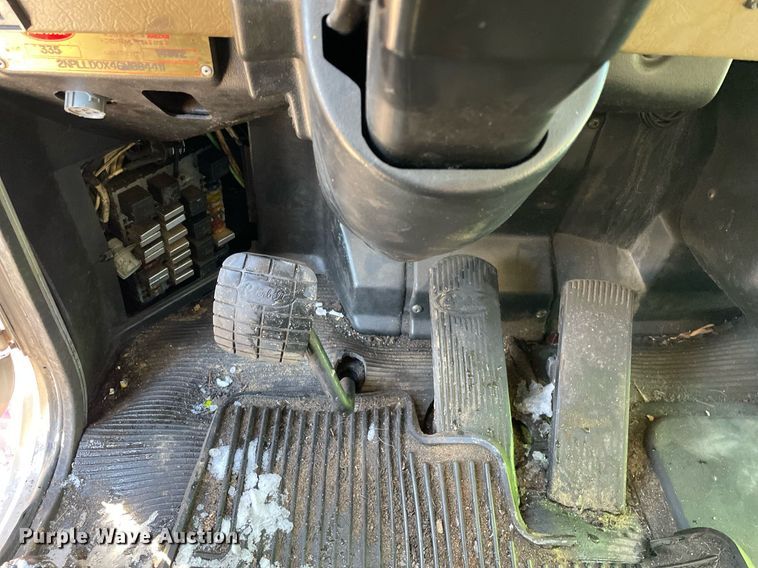 image for item MA9899 2006 Peterbilt 335  tank truck