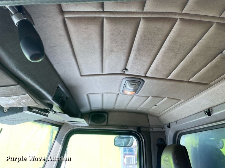 image for item MA9899 2006 Peterbilt 335  tank truck