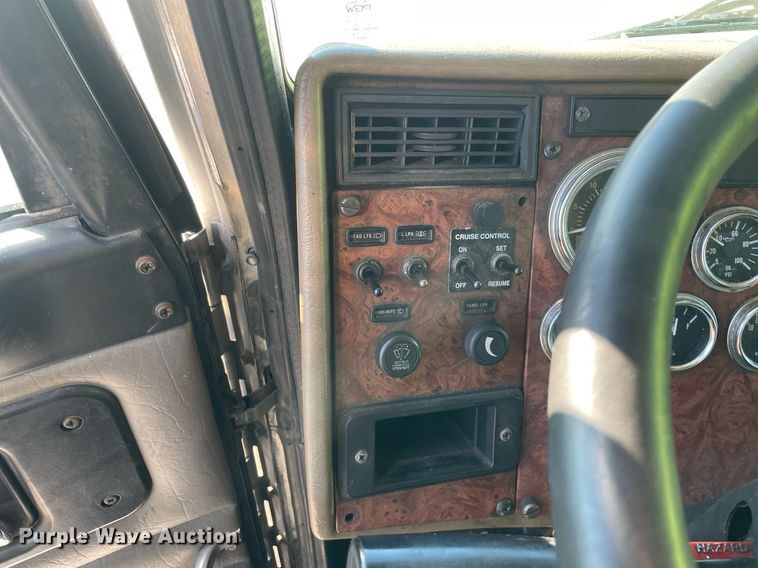 image for item MA9899 2006 Peterbilt 335  tank truck