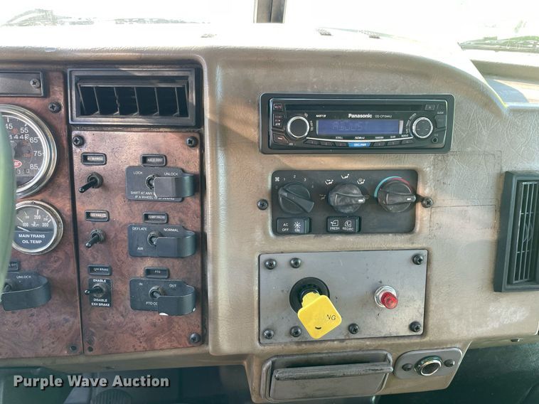 image for item MA9899 2006 Peterbilt 335  tank truck