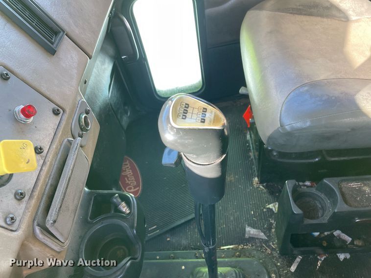 image for item MA9899 2006 Peterbilt 335  tank truck