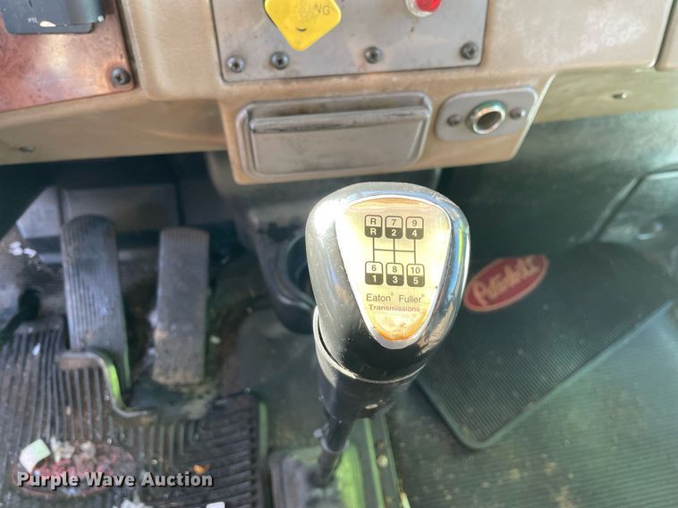 image for item MA9899 2006 Peterbilt 335  tank truck