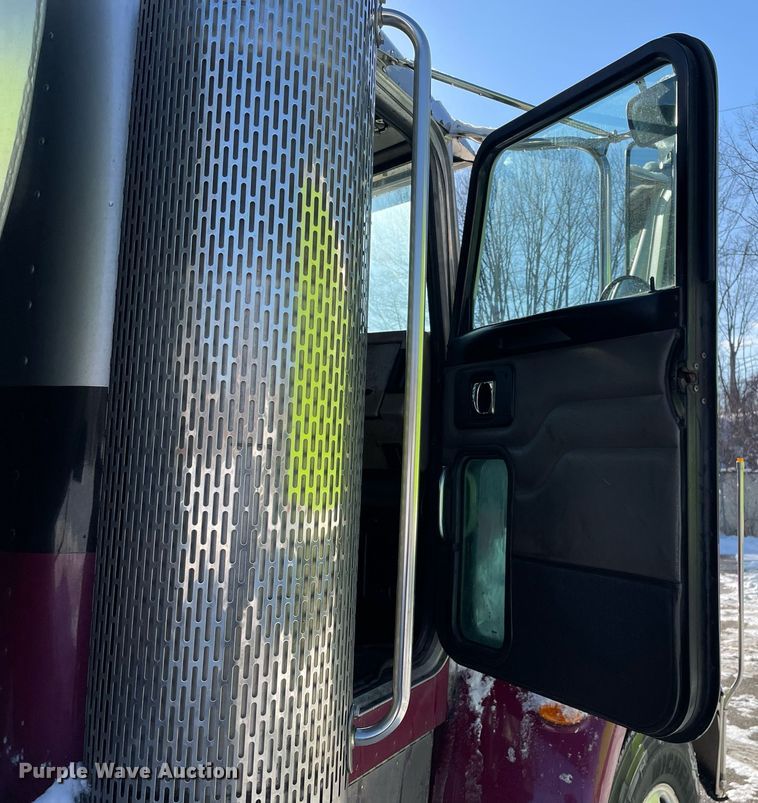 image for item MA9899 2006 Peterbilt 335  tank truck