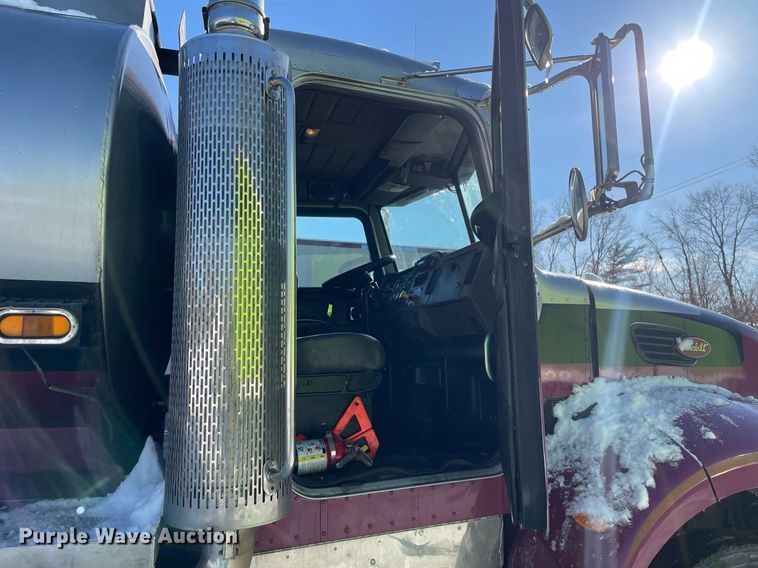 image for item MA9899 2006 Peterbilt 335  tank truck