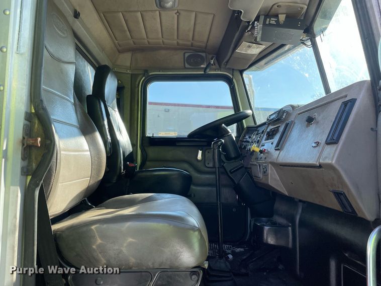 image for item MA9899 2006 Peterbilt 335  tank truck