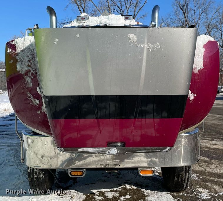 image for item MA9899 2006 Peterbilt 335  tank truck