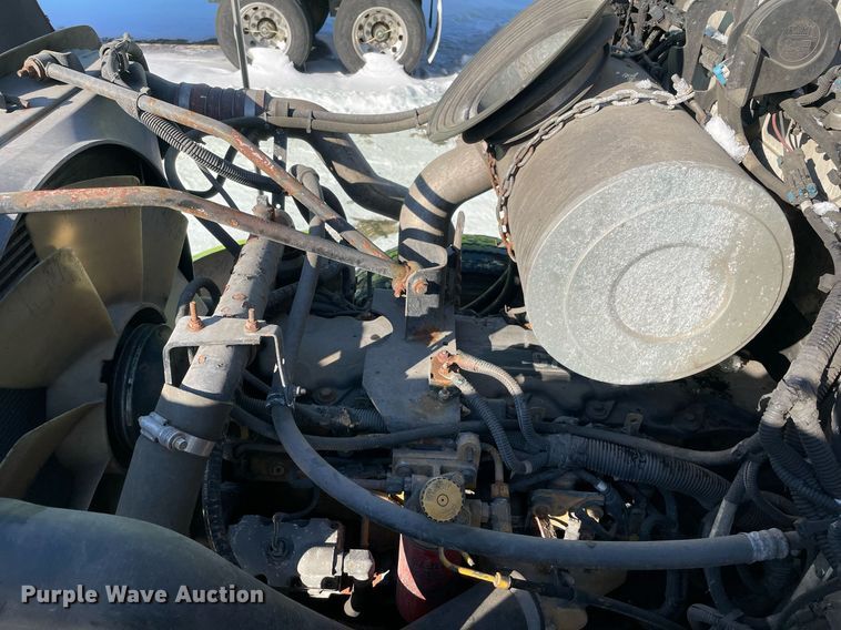 image for item MA9899 2006 Peterbilt 335  tank truck