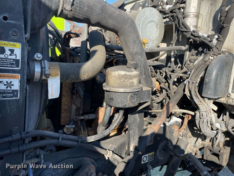 image for item MA9899 2006 Peterbilt 335  tank truck