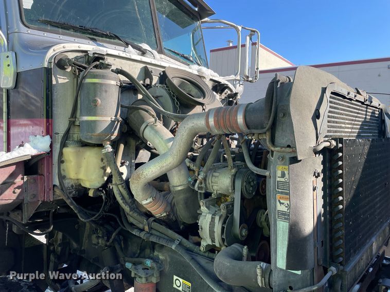 image for item MA9899 2006 Peterbilt 335  tank truck