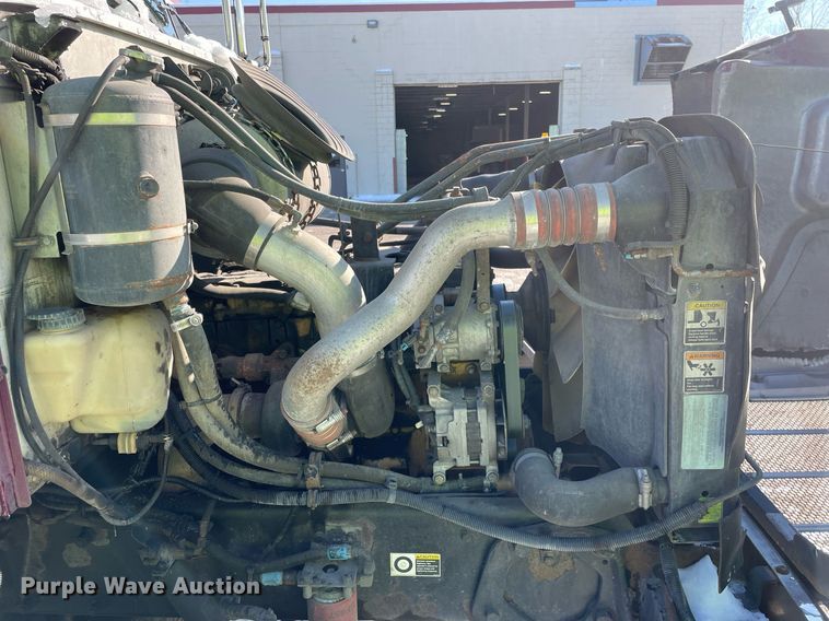 image for item MA9899 2006 Peterbilt 335  tank truck