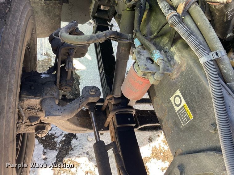 image for item MA9899 2006 Peterbilt 335  tank truck