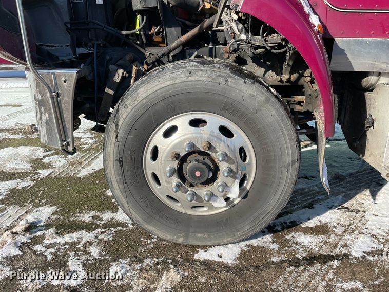 image for item MA9899 2006 Peterbilt 335  tank truck