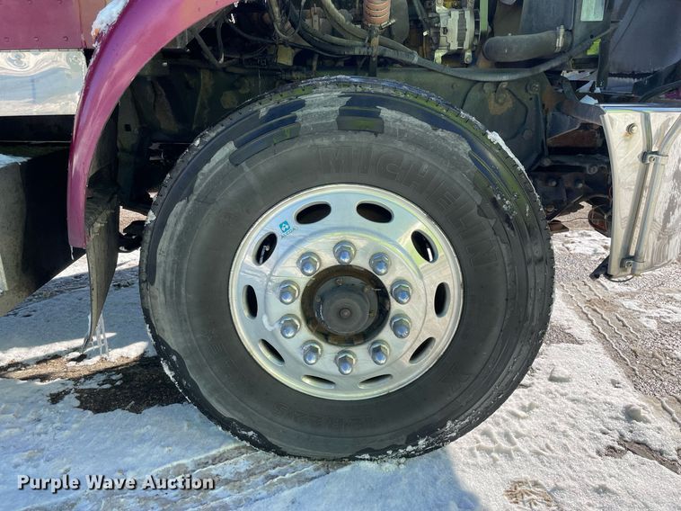 image for item MA9899 2006 Peterbilt 335  tank truck