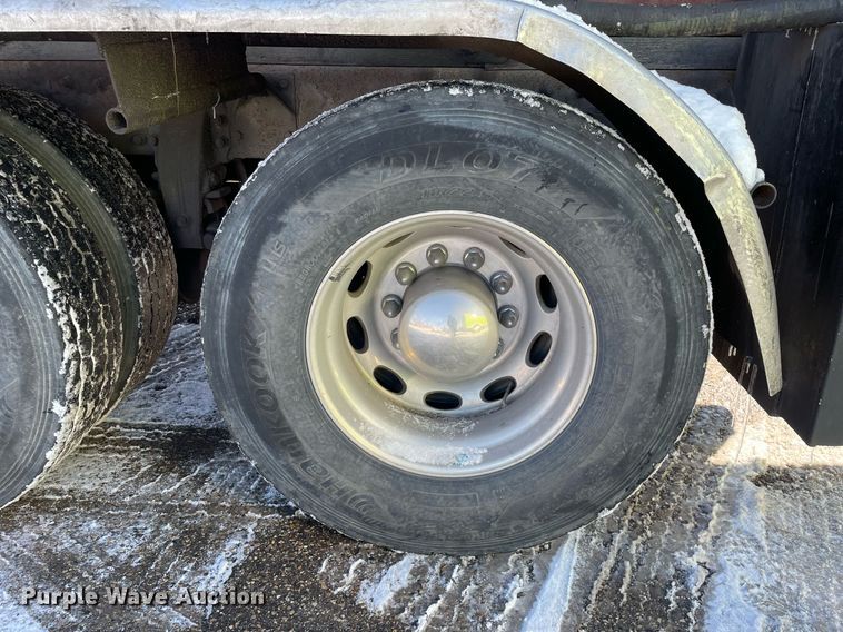 image for item MA9899 2006 Peterbilt 335  tank truck