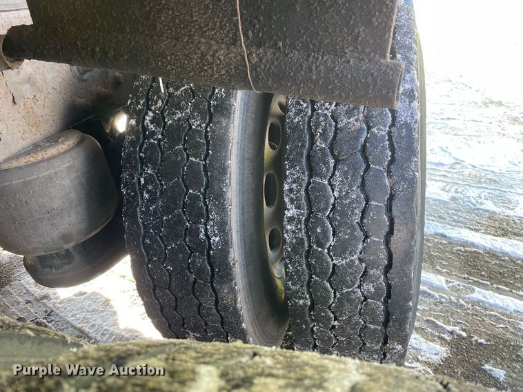 image for item MA9899 2006 Peterbilt 335  tank truck