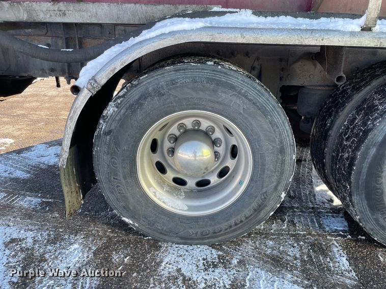 image for item MA9899 2006 Peterbilt 335  tank truck