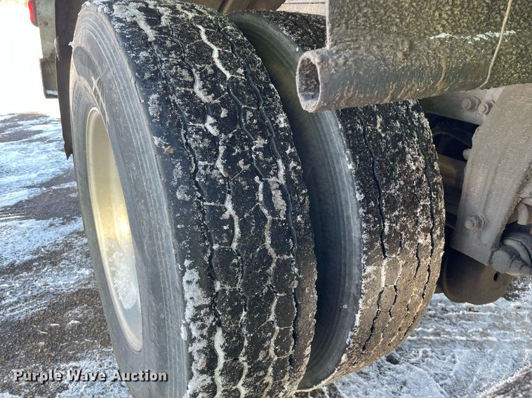 image for item MA9899 2006 Peterbilt 335  tank truck