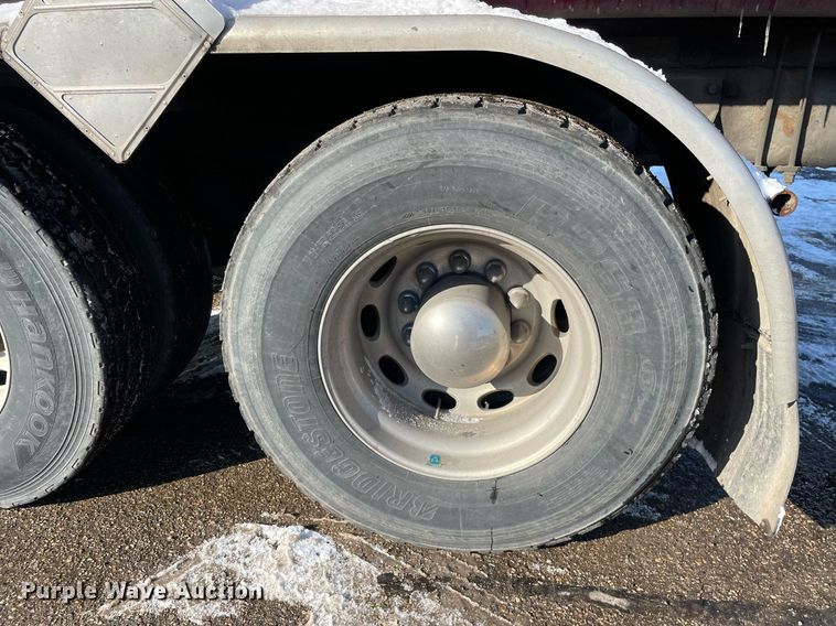 image for item MA9899 2006 Peterbilt 335  tank truck