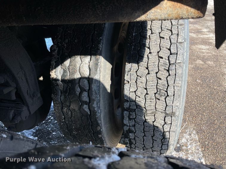 image for item MA9899 2006 Peterbilt 335  tank truck