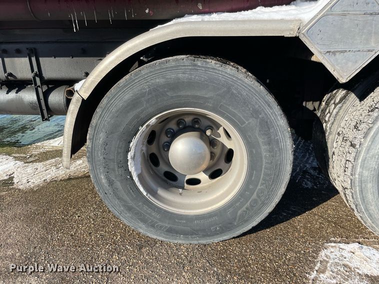 image for item MA9899 2006 Peterbilt 335  tank truck