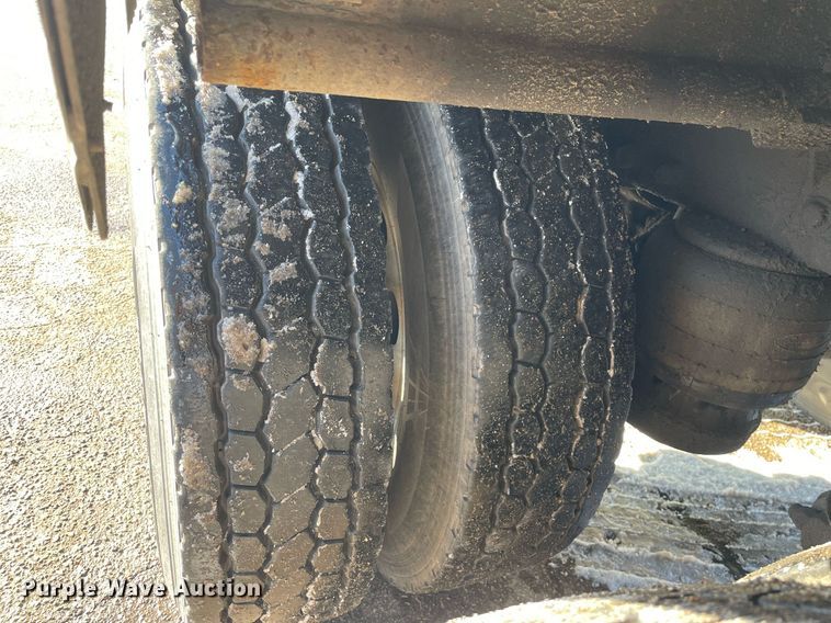 image for item MA9899 2006 Peterbilt 335  tank truck