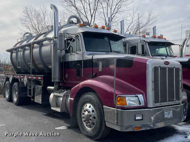 image for item MA9902 2003 Peterbilt 385  vacuum truck