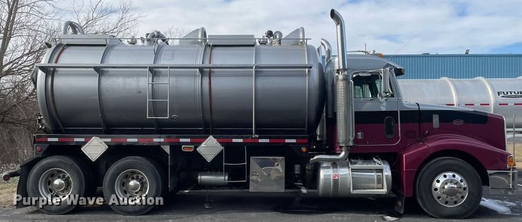 image for item MA9902 2003 Peterbilt 385  vacuum truck
