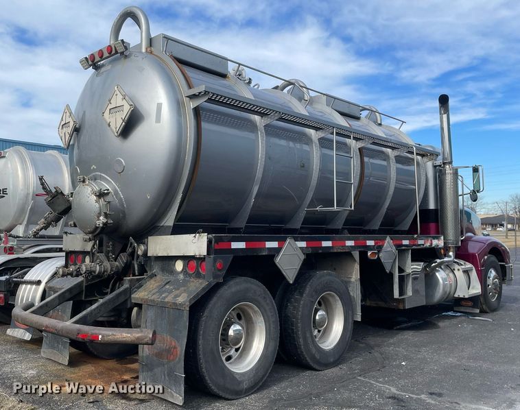 image for item MA9902 2003 Peterbilt 385  vacuum truck