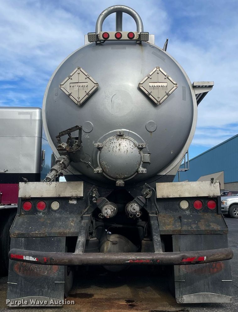 image for item MA9902 2003 Peterbilt 385  vacuum truck