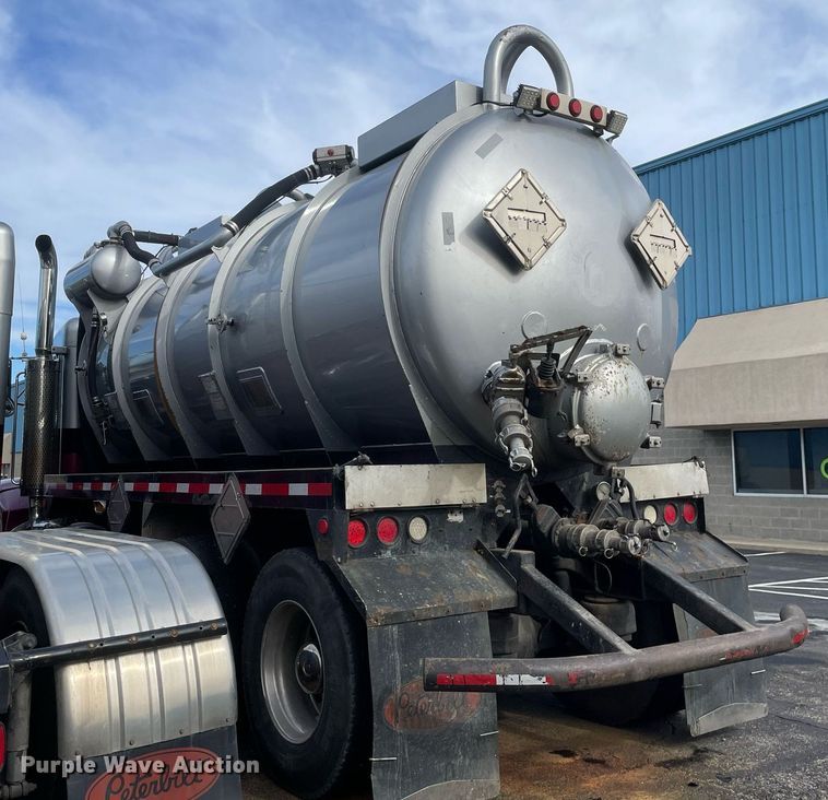 image for item MA9902 2003 Peterbilt 385  vacuum truck