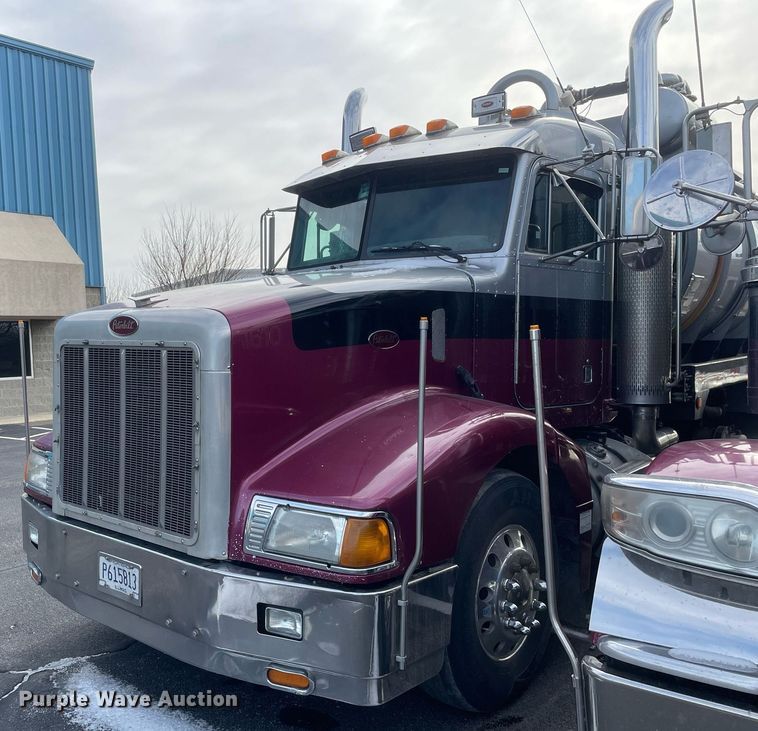 image for item MA9902 2003 Peterbilt 385  vacuum truck