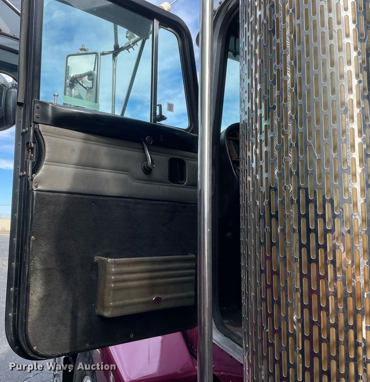 image for item MA9902 2003 Peterbilt 385  vacuum truck