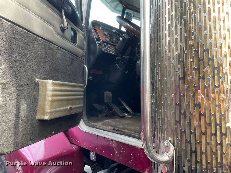 image for item MA9902 2003 Peterbilt 385  vacuum truck