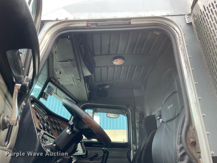 image for item MA9902 2003 Peterbilt 385  vacuum truck