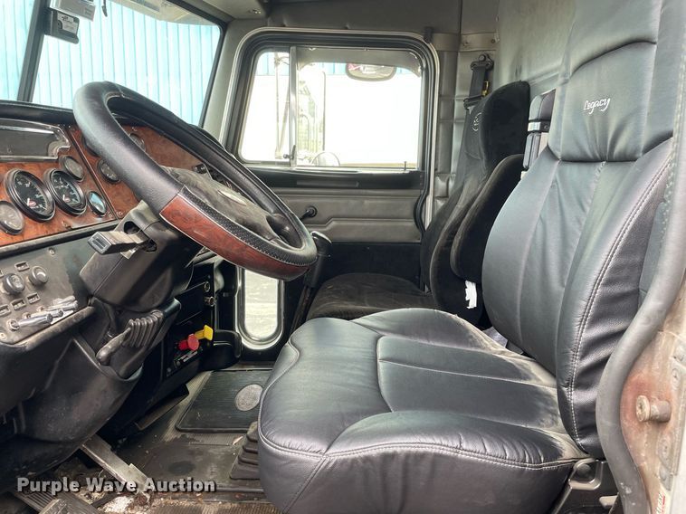 image for item MA9902 2003 Peterbilt 385  vacuum truck