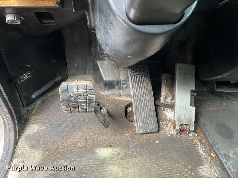 image for item MA9902 2003 Peterbilt 385  vacuum truck