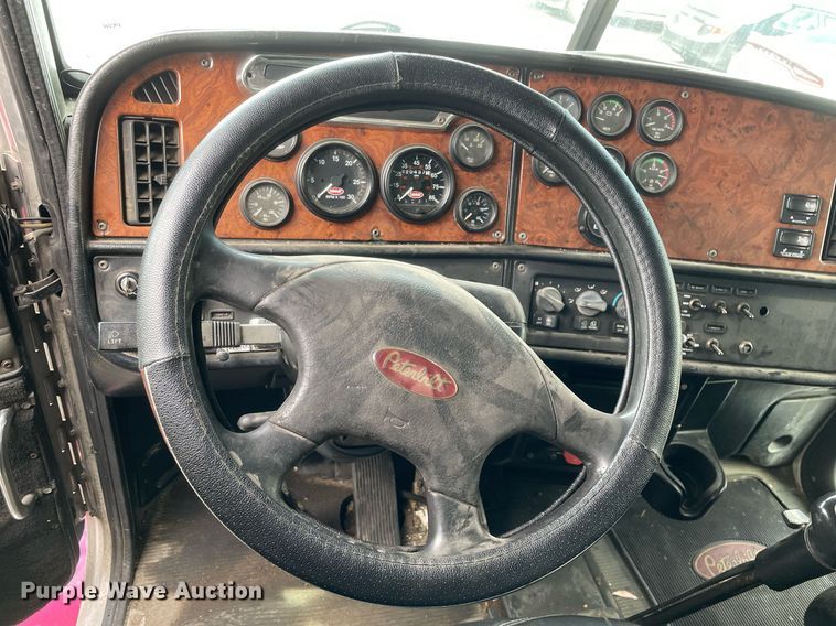 image for item MA9902 2003 Peterbilt 385  vacuum truck